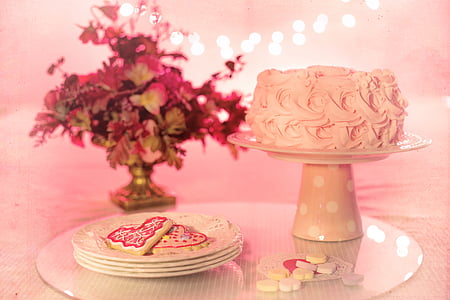 round white tray with pink cake