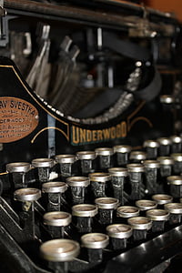 close photo of Underwood typewriter