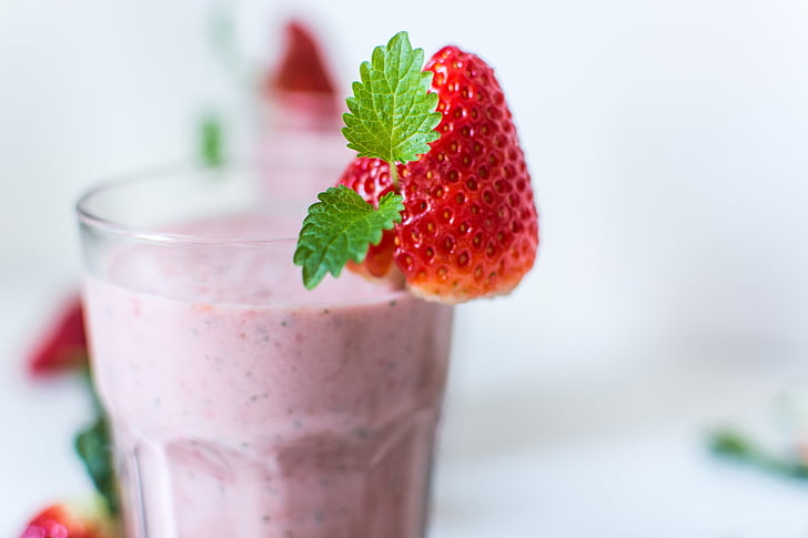 closeup photo of strawberry smoothie