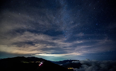 mountain under sky during nighttime