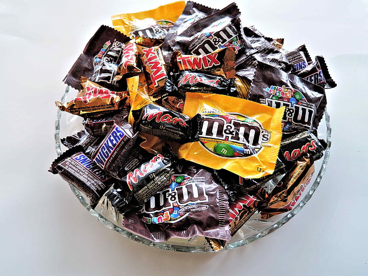 closeup photo of bowl of M&M's chocolate packs