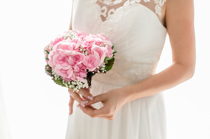 woman holding pink roses bouquet