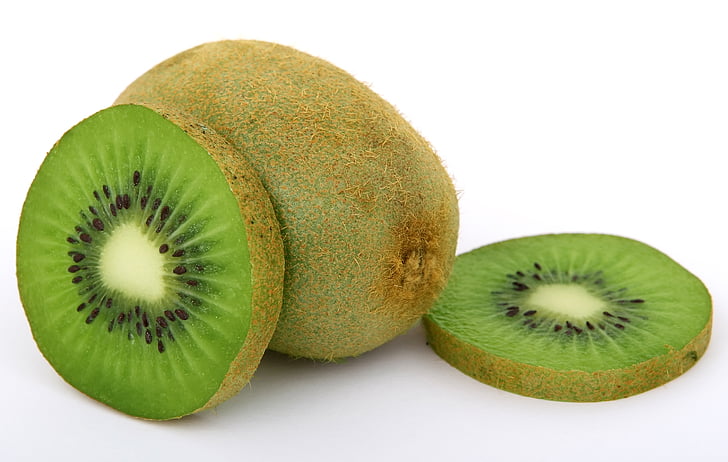 sliced and unsliced kiwi fruits