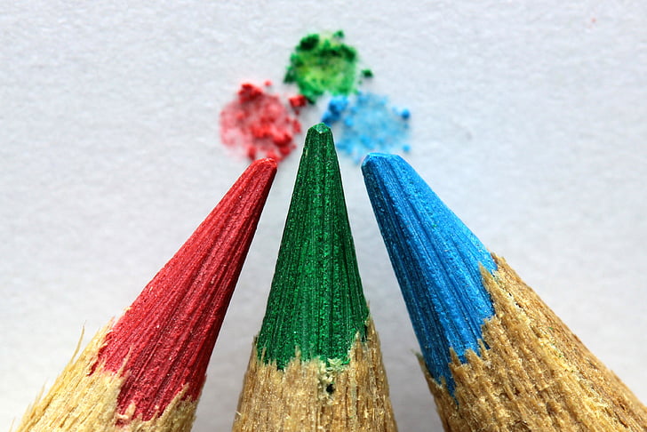 red, green, and blue drawing pens