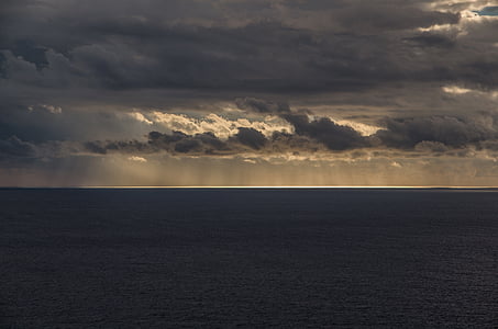 sea and gray clouds in the horizon