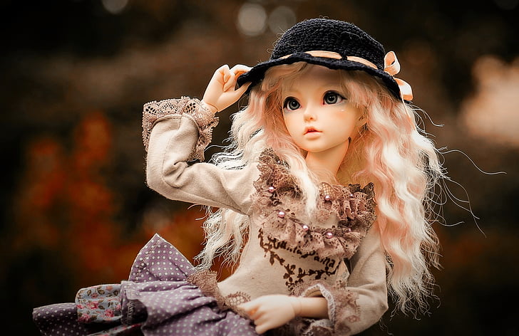 closeup photo of a blonde-haired doll