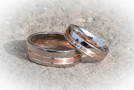 silver-colored bridal ring set