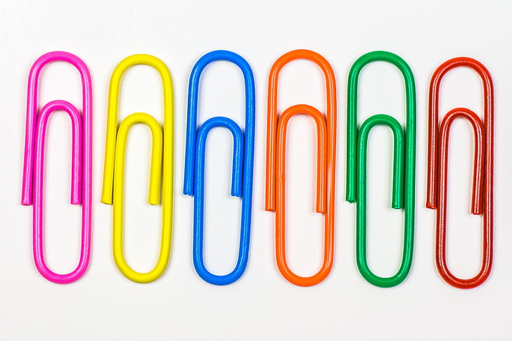 closeup photo of six paper clips