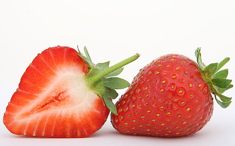 closeup photo of sliced strawberries
