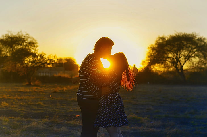 https://i0.pickpik.com/photos/352/860/975/kissing-couple-romance-sunset-couple-preview.jpg
