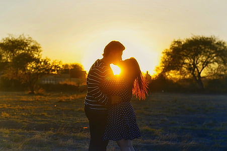 couple kissing during golden hour