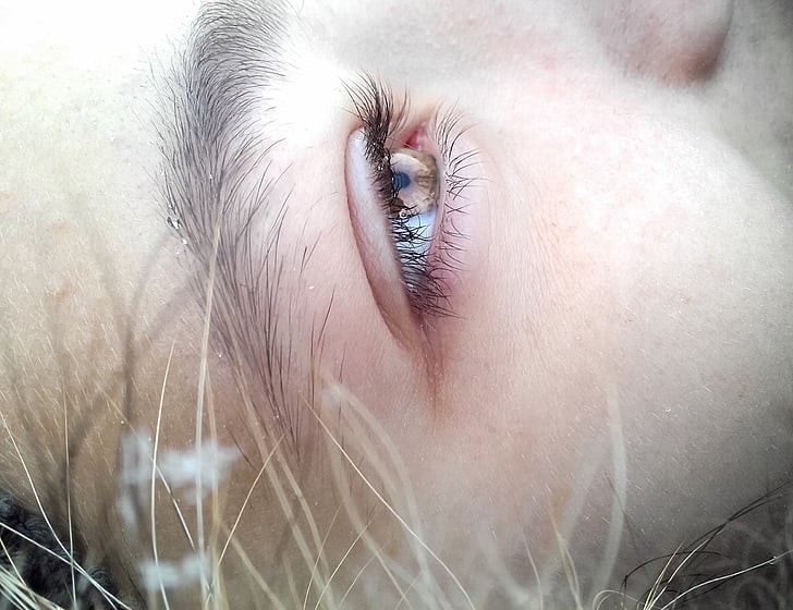close up photography of eye