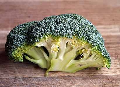 green broccoli in shallow focus photography