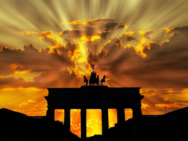 crepuscular rays hitting structure with chariot statue