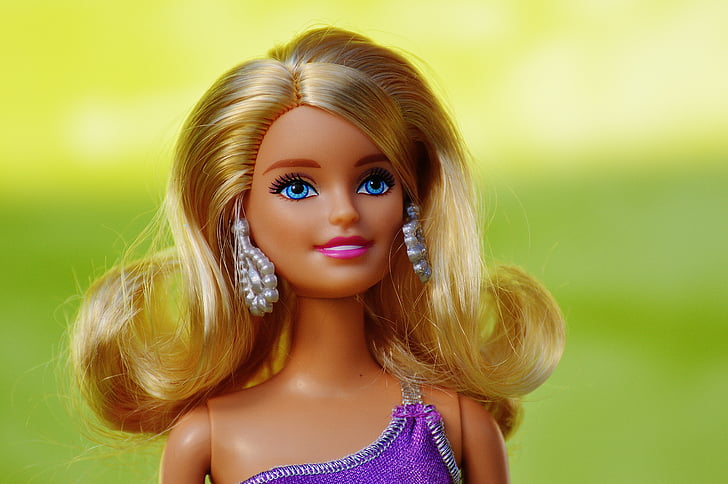 closeup photo of blonde Barbie doll