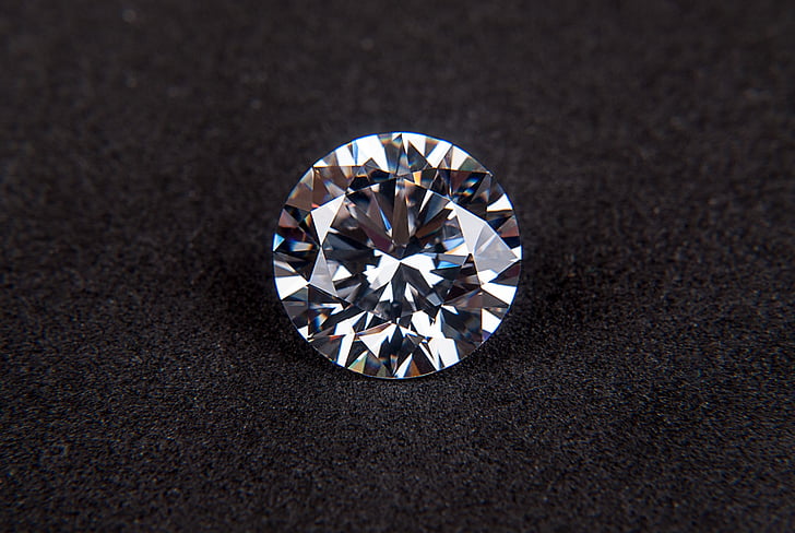 photo of round-cut clear gemstone