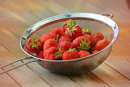 bunch of strawberry fruits on strainer
