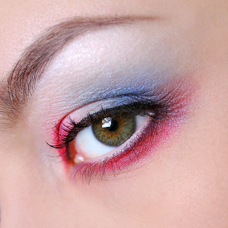 close up photography of woman's eye with eyes hadow makeup