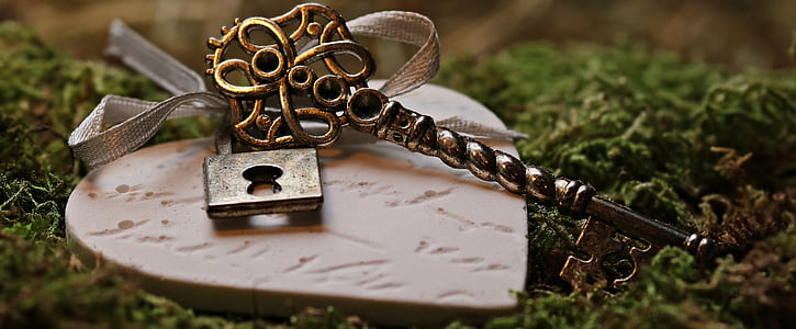 brass-colored skeleton key and padlock set