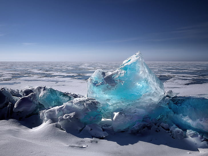 white and blue iceberg