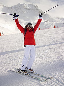 person doing ski during daytime