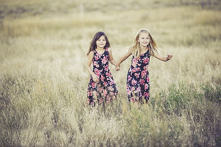 shallow focus photography of two girls