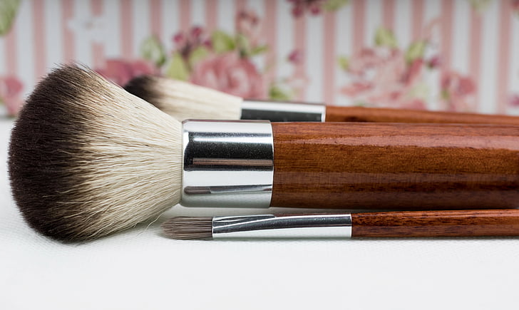 close up photography of makeup brushes on table