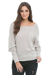 woman wearing gray scoop-neck top and black bottoms