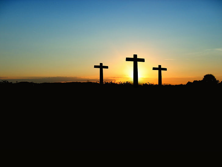 The Three Crosses over the horizon