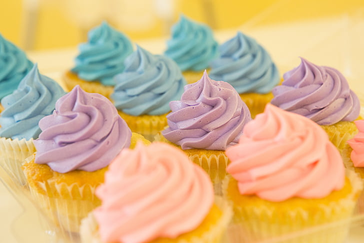 shallow focus photography of cupcakes