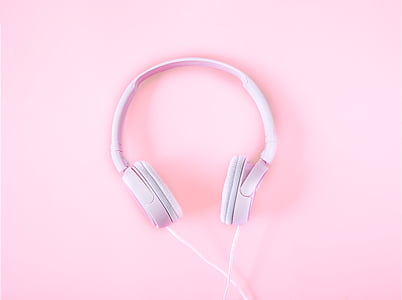 pink and white corded headphones
