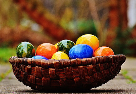 bunch of assorted-color eggs on tray