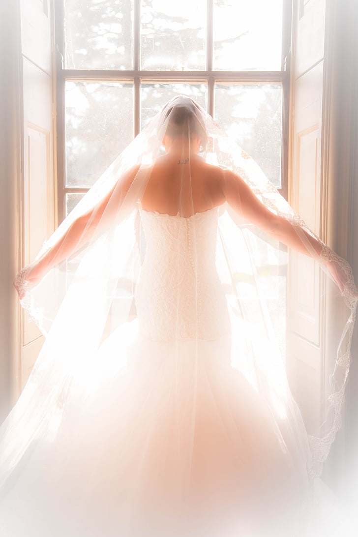 women's white lace wedding dress