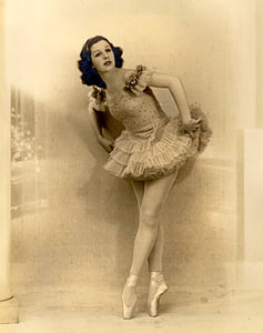 closeup photo of woman dancing ballet