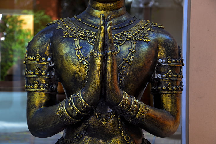 closeup photo of gold-colored statue