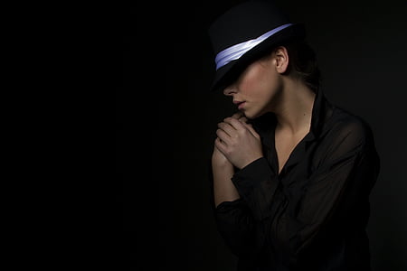 woman wearing black hat and black long-sleeved top
