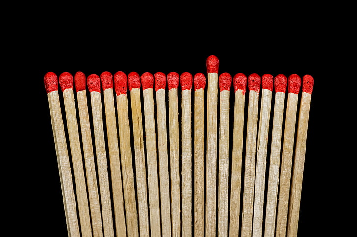 closeup photo of red and brown matches sticks