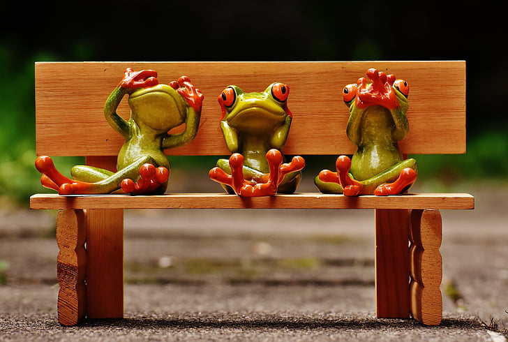 three wise frog figurrines