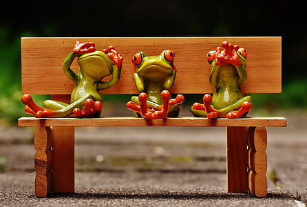 three wise frog figurrines