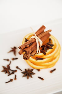 close-up photography of cinnamon rolls
