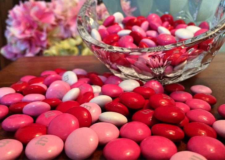 red and pink M&M's chocolates