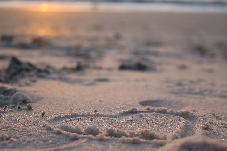 heart-shape sand form