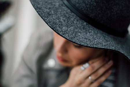 woman with gray sun hat close-up photography