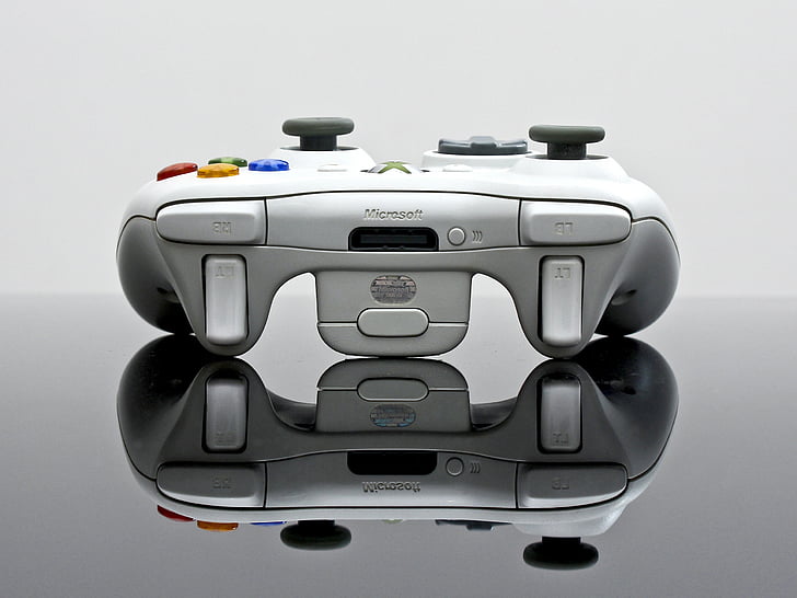 gray Microsoft Xbox 360 controller